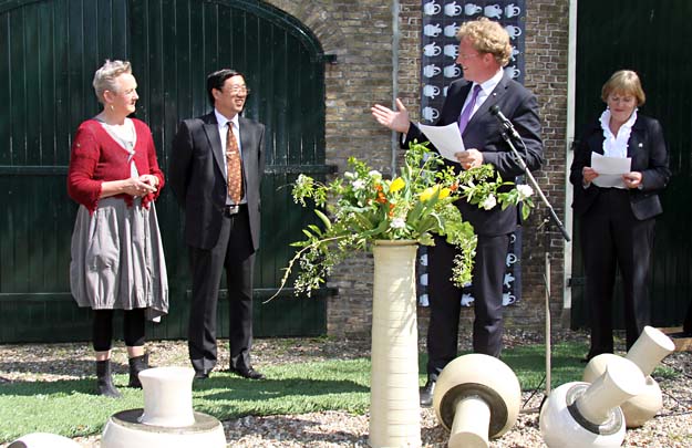 Burgemeester Rodenburg spreekt de cultureel attaché mr. Chen Yajun van de Chinese ambassade - 20 april 2011